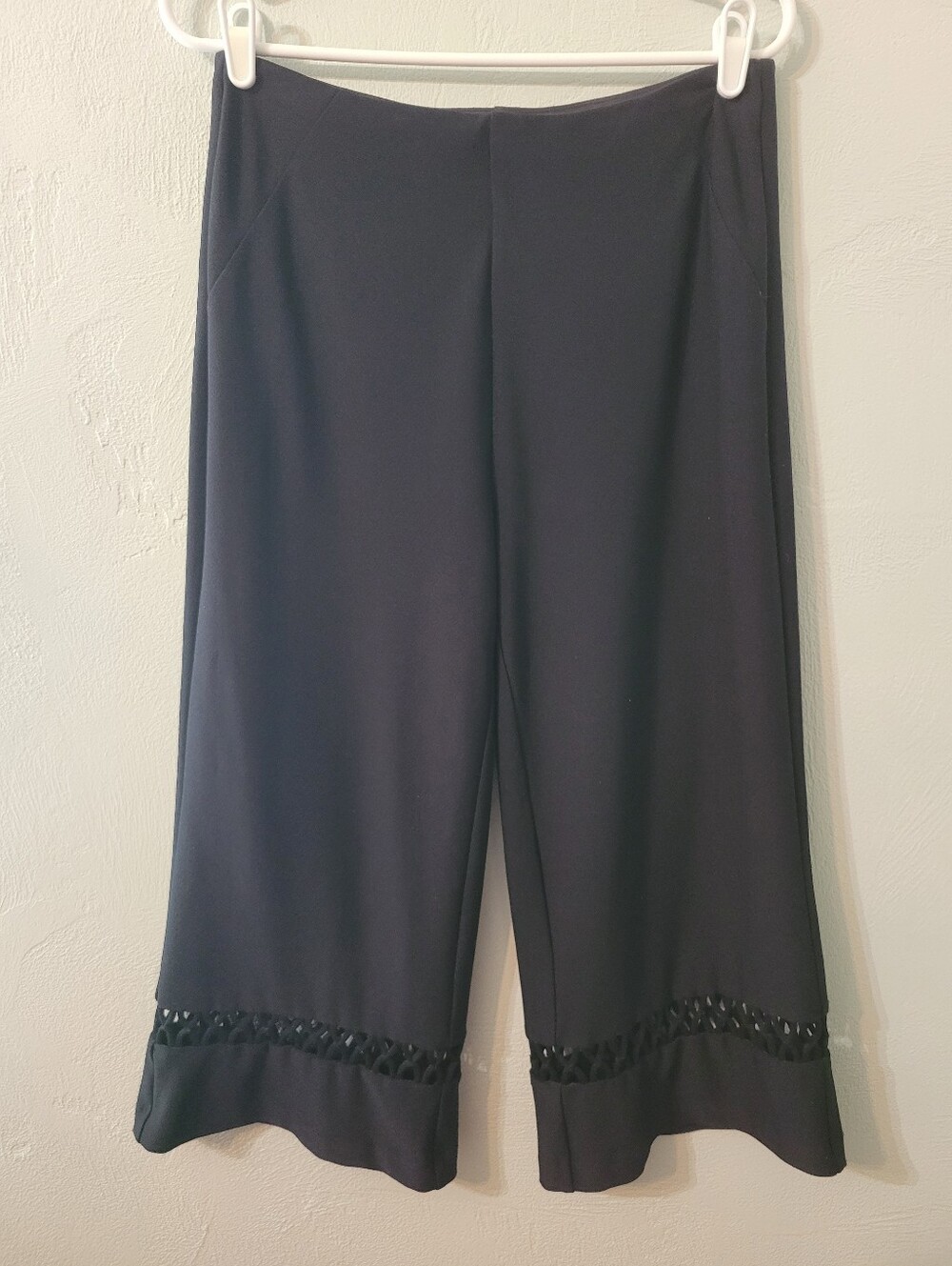 Lysse Unique Timeless Cropped Embroired Trims Women's Pants Size Medium